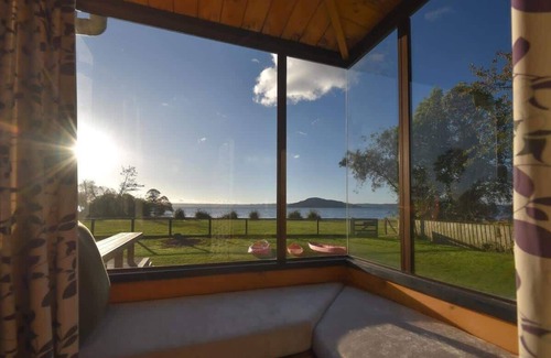 Holdens Bay House | Coopers Lakeside Cabin | Lakefront Escape + Kayaks
