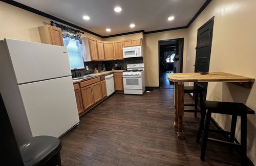 Terre Haute House | Coop’s Coop! Cute little place to relax with family & friends - pet-friendly!