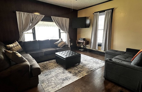 Terre Haute House | Coop’s Coop! Cute little place to relax with family & friends - pet-friendly!