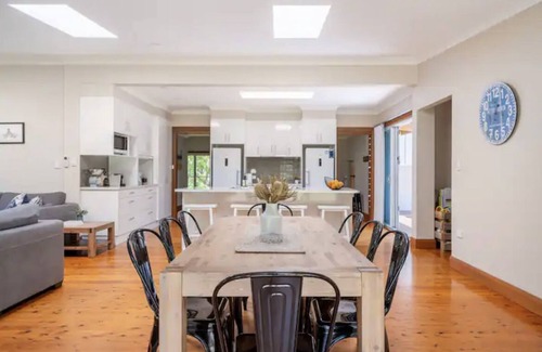 Copacabana House | Copa Capri-The Entertainer, Multiple Living Spaces, Flat 5 min Walk to Beach