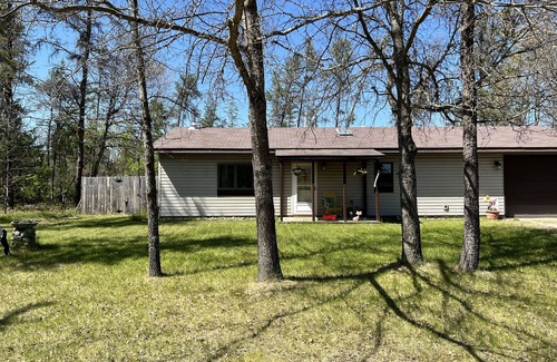 Grayling House | Copper Fox Cottage is cozy and welcoming, near trails and Manistee River.