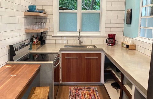Red Hook Apartment | Coral Corner 2 King Bedrooms with Pool. Walk to Red Hook