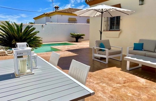 Chiclana de la Frontera Ski Chalet | Coral Villa. Ideal for romantic getaways, family and friends 15 min from the beach