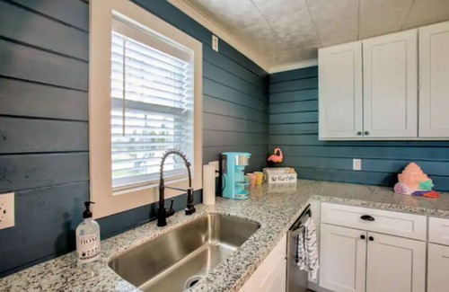 Pirates Beach West House | Coral Reef - BeachSide Getaway, King Bed, EV Charging, Fast WiFi, Roku TVs