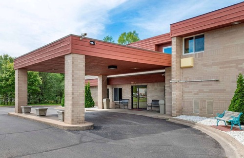 River Falls Hotel | Coratel Inn and Suites By Jasper Riverfalls - Deluxe 2 Queen Bed NS