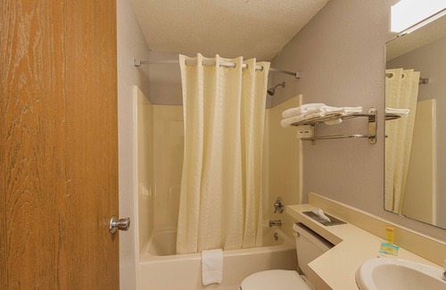 Hastings Hotel | Coratel Inn and Suites By Jasper Hastings - 2 Queen Bed Non Smoking