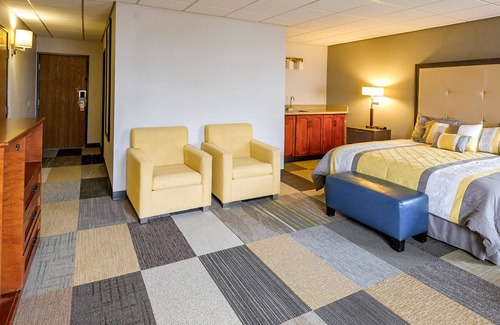 Jefferson County Hotel | Coratel Inn by Jasper Iowa Fairfield - Comfort 1 King Suites with Sofa Bed NS