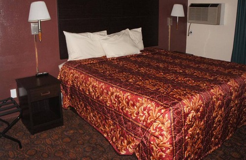Waite Park House | Coratel Inn & Suites By Jasper Waite Park - 1 Queen Bed Accessible Non-Smoking