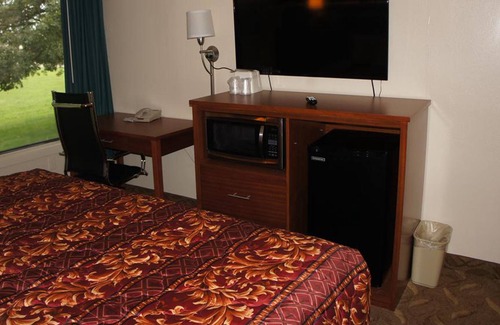 Waite Park House | Coratel Inn & Suites By Jasper Waite Park - 1 Queen Bed Accessible Non-Smoking