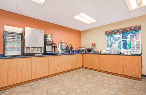 Blaine House | Coratel Inn & Suites Blaine - Family Suite with Jacuzzi Oversized Non-Smoking