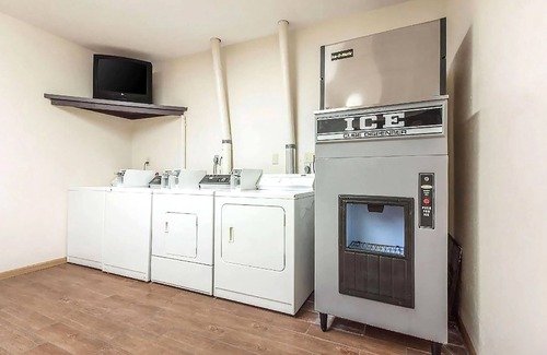 McCook Hotel | Coratel Inn & Suites By Jasper McCook - Deluxe 1 King Bed NS