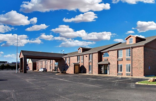 Newton Hotel | Coratel Inn & Suites By Jasper Newton - 1 King Bed NS