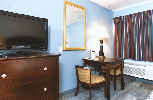 Park City House | Coratel Inn & Suites by Jasper Park City - Wichita North - DQBNS