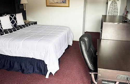 Hutchinson Hotel | Coratel Inn & Suites Hutchinson-2 Queen Bed NS -1 Queen Bed and 1 Full Bed
