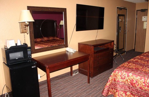 Stillwater Hotel | Coratel Inn & Suites Stillwater - 1 King Accessible Non-Smoking