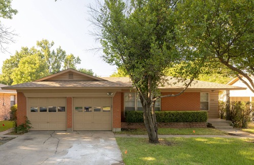 Denton House | Cordell Home: 4 Bed Home W/2 Baths Ideal for Family Getaways