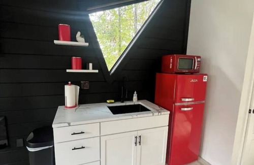 Somerset Ski Chalet | Cordial chalet with a balcony to have coffee with the squirrels