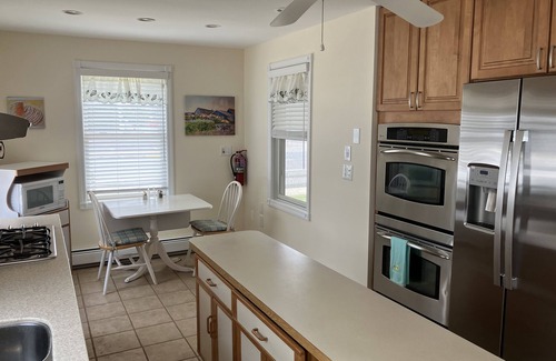 Avalon House | Corner Cottage 2 blocks from the beach!