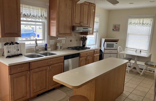 Avalon House | Corner Cottage 2 blocks from the beach!