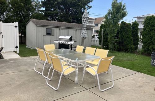 Avalon House | Corner Cottage 2 blocks from the beach!