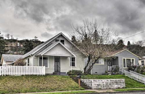 The Dalles House | Corner Cottage < 2 Mi to Columbia River, Vino