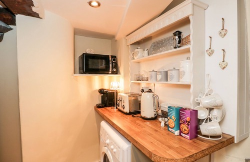 Malmesbury Cottage | CORNER COTTAGE, character holiday cottage in Malmesbury