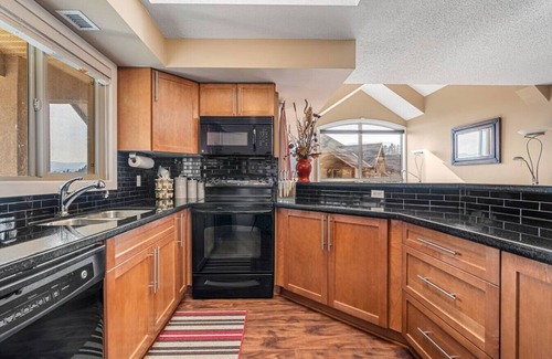 East Kootenay Apartment | Corner Curio | Lake View| Pool | Hot Tub | Gym