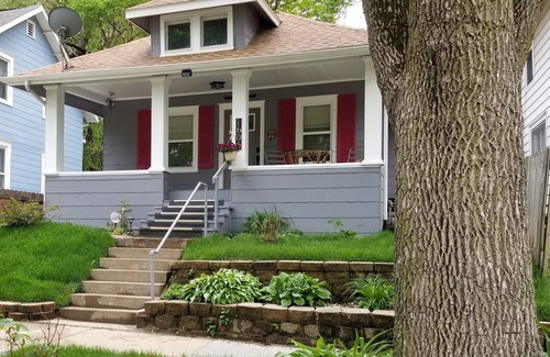 Cedar Rapids House | CORNER OF CALM IN THE ♥ OF CEDAR RAPIDS!