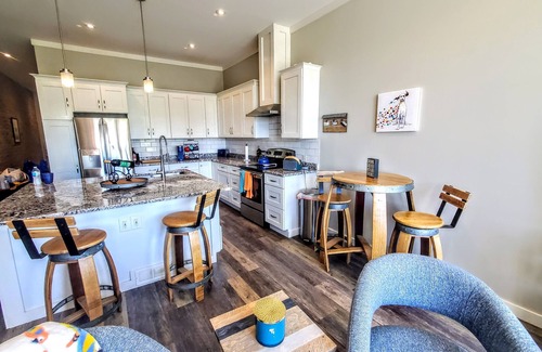 Wilmington Historic District House | Corner of Market & Front St. Renovated TOP FLOOR. Bridgeview. Renovated.