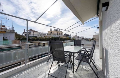 Koukaki Apartment | Corner penthouse in Acropolis
