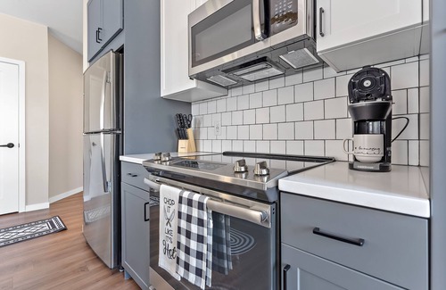 Merriam Park Apartment | Corner Unit with Views!10 mins to either Downtown!