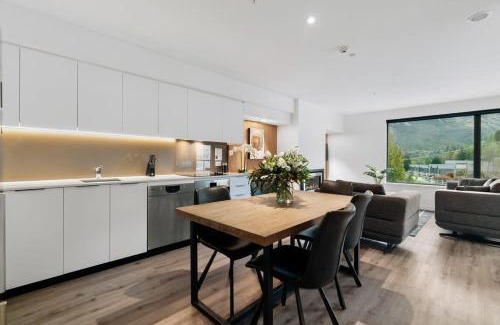 Arthur's Point Apartment | Coronet Base at La Residence du Parc