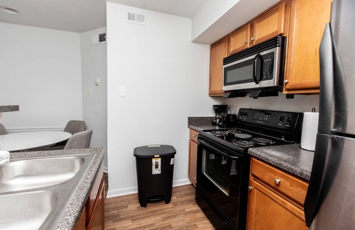 Coliseum Central Apartment | Corporate and Modern 1br suite I Pool I Parking