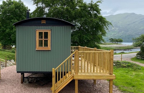 Arnisdale Cottage | Corran Shepherd’s Hut is a beautiful hand-crafted hut that anyone will enjoy staying in.