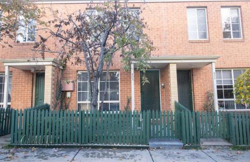 Ballarat House | Cosmo Place - Pet Friendly With Private Yard