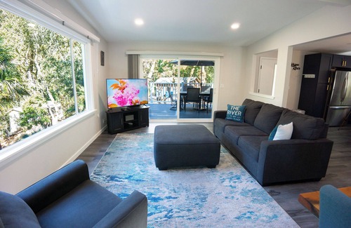 Hacienda House | Cosmo Retreat~Chic, FUN Escape in the Redwoods w/BocceBall/HotTub/Pup/WiFi/AC