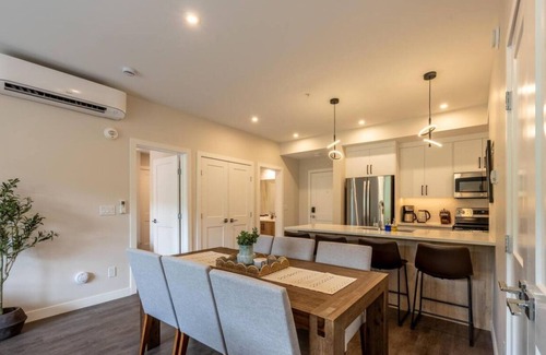 Golden Condo | Cosmo’s Getaway | Mtn Views | AC | BBQ | King Bed