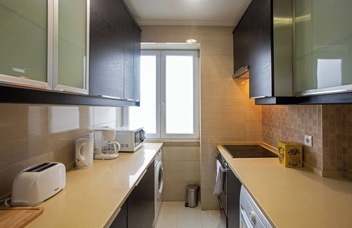 Alcantara Apartment | Cosy 1 BDR Apt Belem Sleeps 4