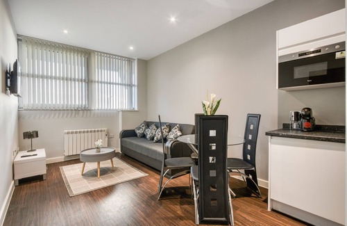 Heathrow Villages Apartment | Cosy 1-Bed by Heathrow Airport