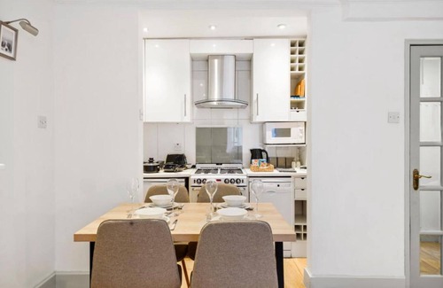 Pembridge Apartment | Cosy 1 Bedroom apartment with King size bed or 2 singles in superb location.