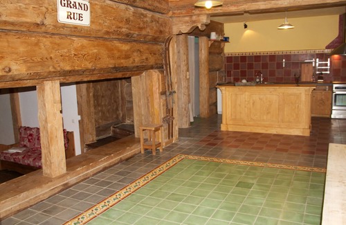 Les Claux Apartment | Cosy 10-bed apartment in large chalet, a stone's throw from the slopes.