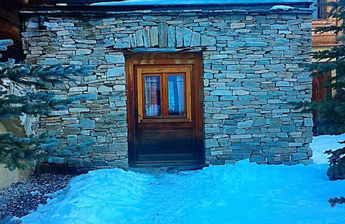 Les Claux Apartment | Cosy 10-bed apartment in large chalet, a stone's throw from the slopes.