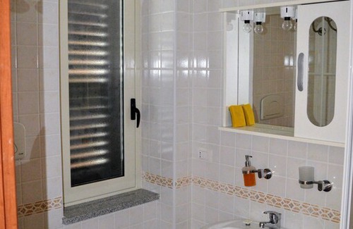 Isca Marina Apartment | Cosy 1st floor coastal apartment on Ionian Sea