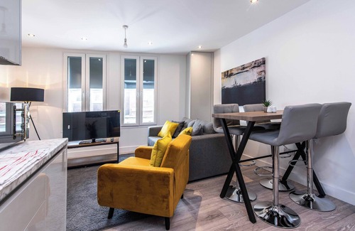 Basingstoke Apartment | Cosy 2-Bed Apartment in the Heart of Basingstoke