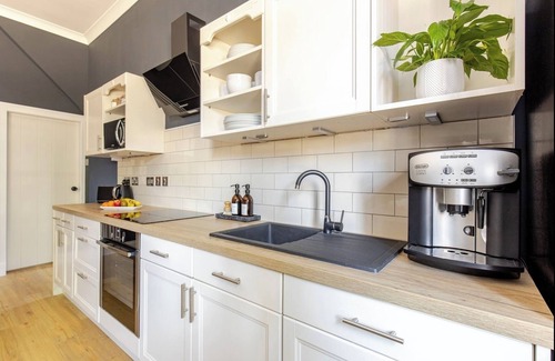 Ayr Cottage | Cosy 2 bed cottage in central Ayr, 10 mins walk to beach or town with parking