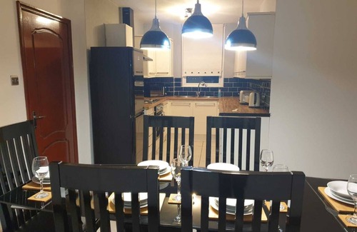 Cwmbrwla Apartment | Cosy 2 Bed Flat 1 in Swansea - Home away from Home