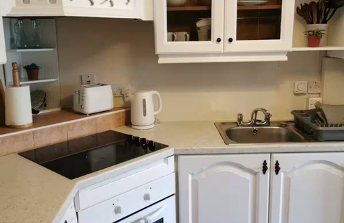 Wilton House | Cosy, 2-Bed 'Little Oasis' near CUH