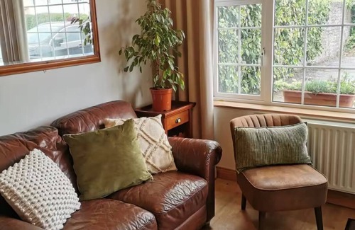 Wilton House | Cosy, 2-Bed 'Little Oasis' near CUH