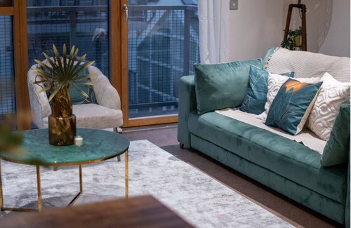 Lea Bridge Apartment | Cosy 2 Bed Riverside Apartment + Free Parking