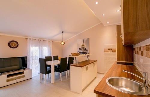 Skaljari Apartment | Cosy 2-bedroom apartment - free parking on premises